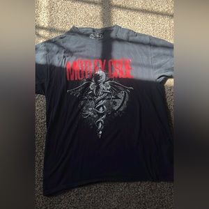 Super cute oversized graphic tee. Goes perfect by itself or over a turtleneck!